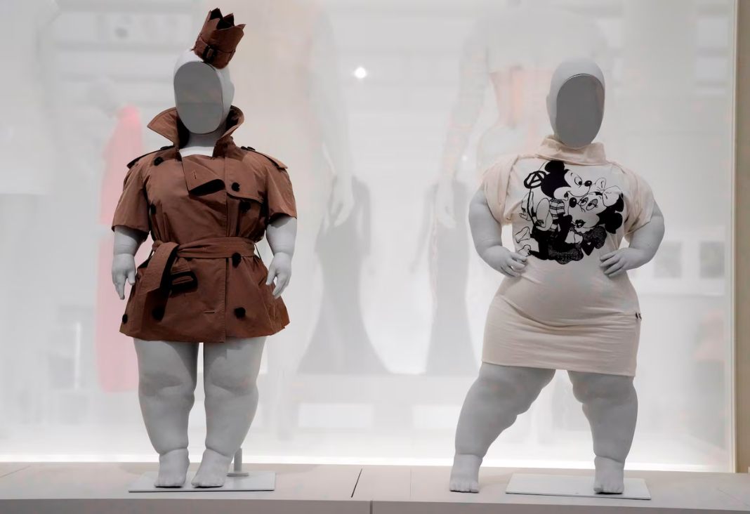 Foto de dos maniquíes de talla baja de la exposición de la MET gala 2026