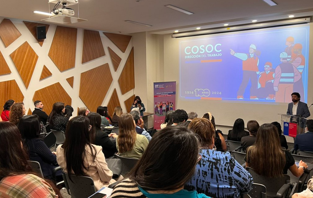 varias personas escuchando una charla