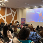 varias personas escuchando una charla