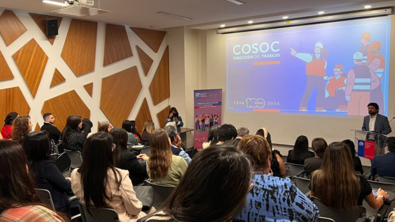 varias personas escuchando una charla