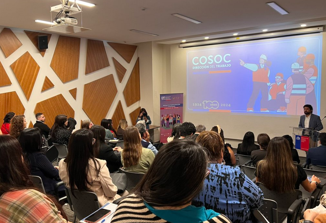 varias personas escuchando una charla
