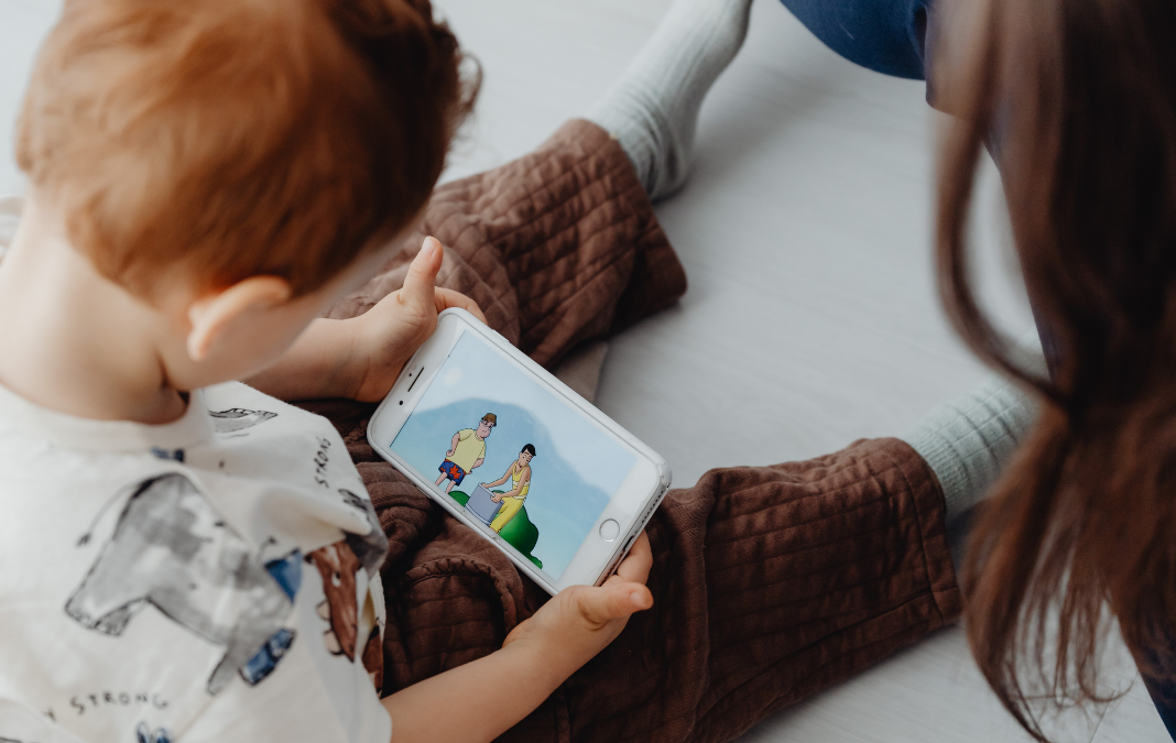 niño en celular junto a su madre