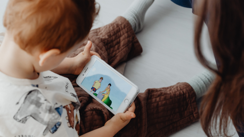 niño en celular junto a su madre