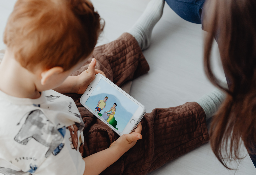 niño en celular junto a su madre