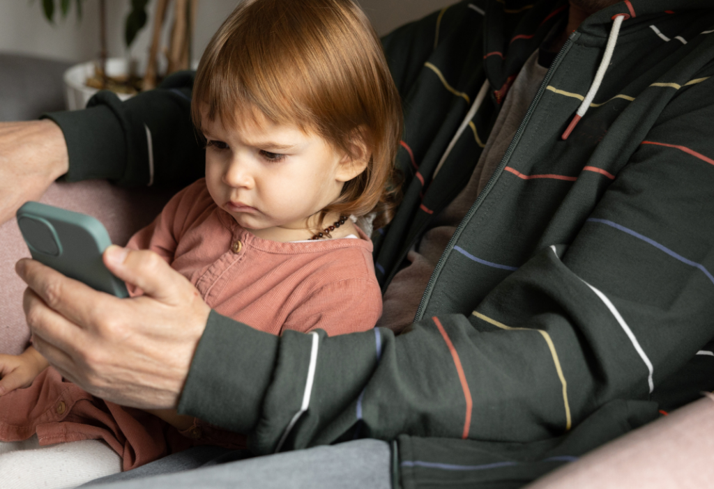 niña mirando celular