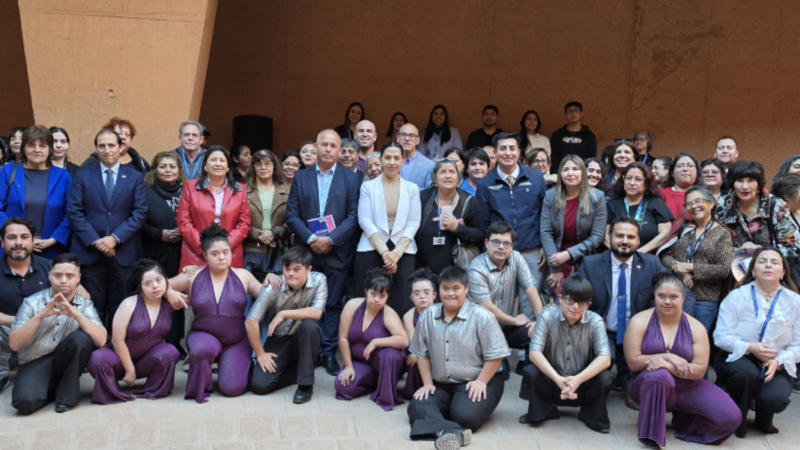 Muchas personas posando para fotografía