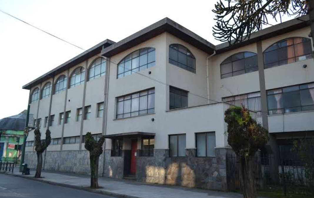 Frontis de una escuela de Temuco
