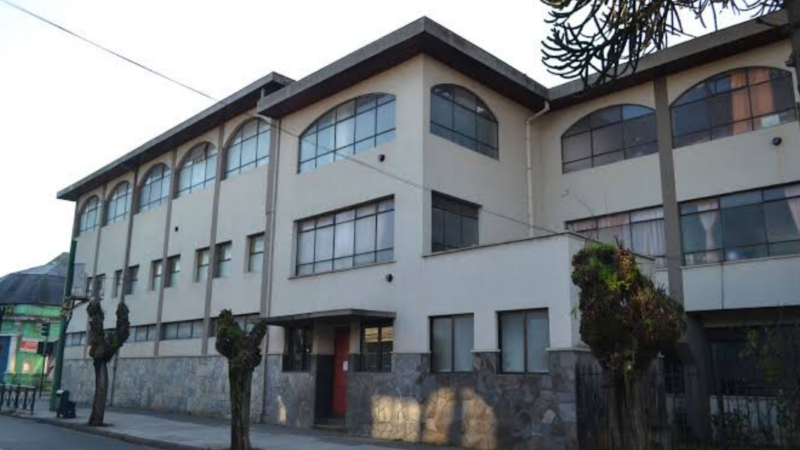 Frontis de una escuela de Temuco