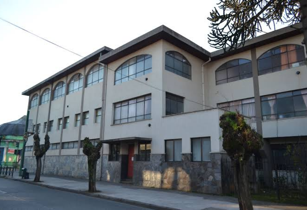 Frontis de una escuela de Temuco