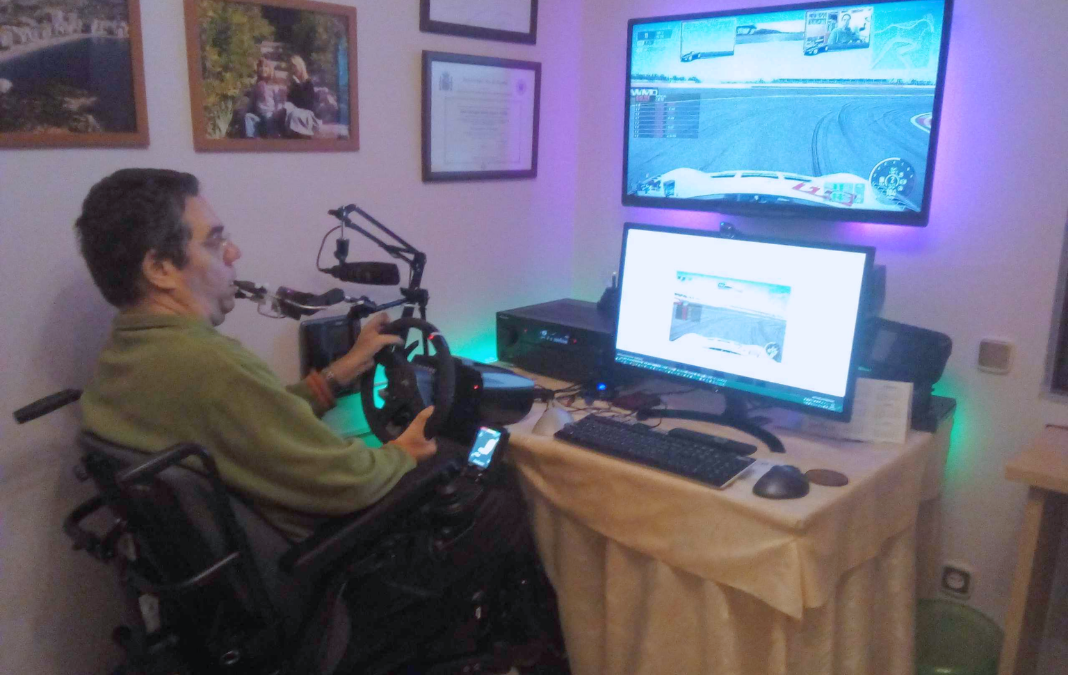 Hombre con discapacidad jugando videojuegos