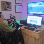 Hombre con discapacidad jugando videojuegos