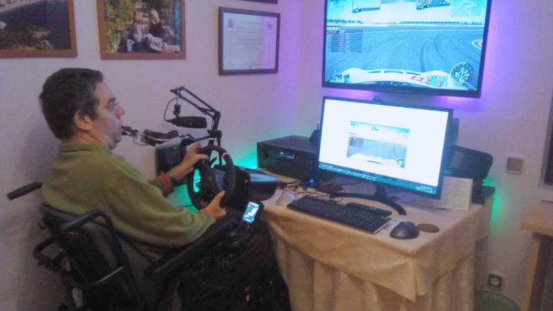 Hombre con discapacidad jugando videojuegos