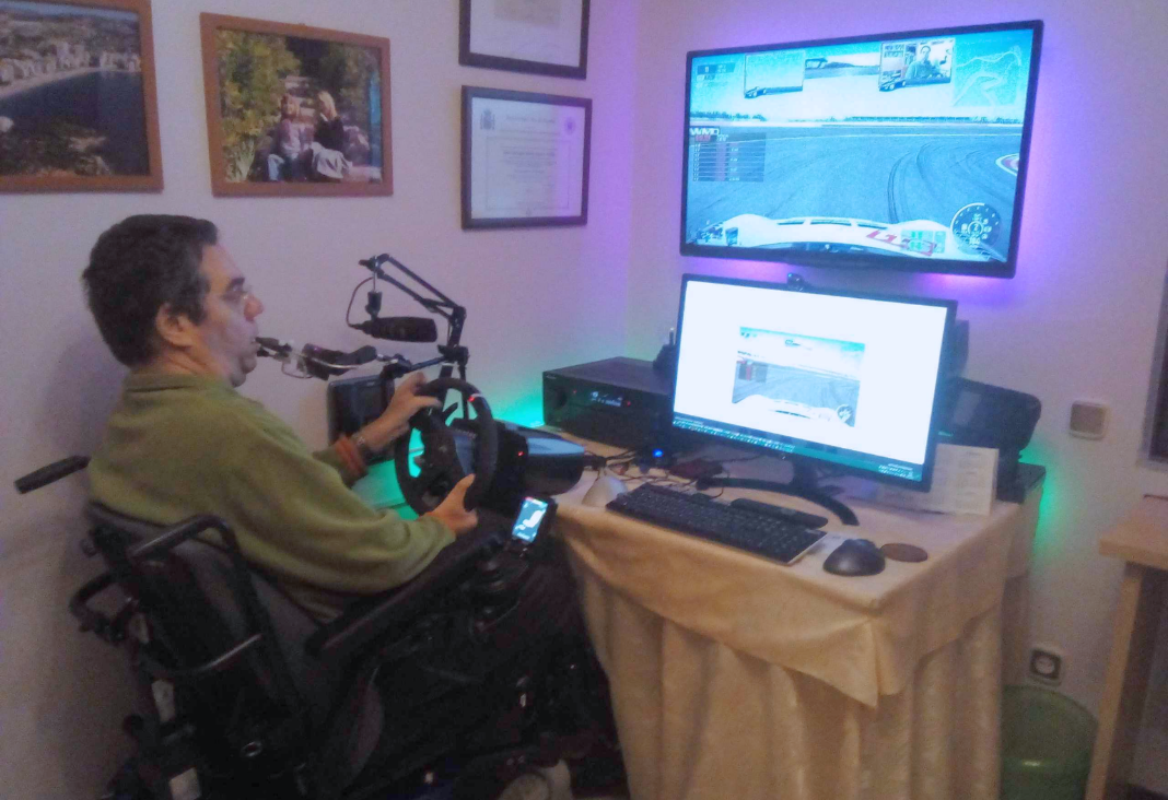 Hombre con discapacidad jugando videojuegos