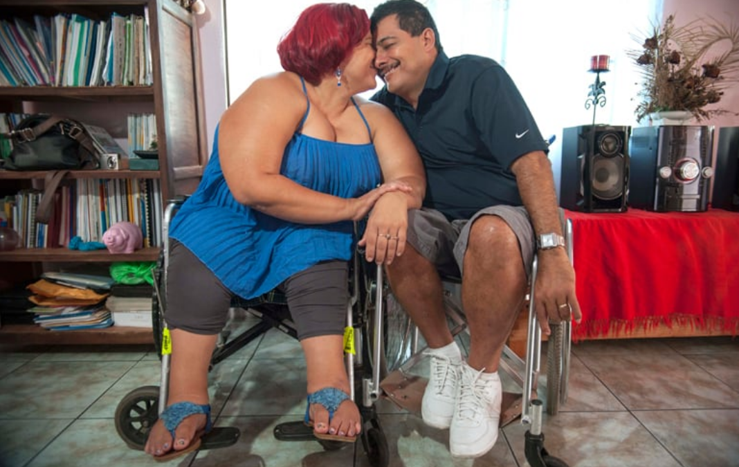 Una pareja con discapacidad besándose