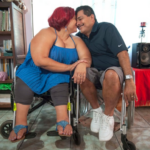 Una pareja con discapacidad besándose