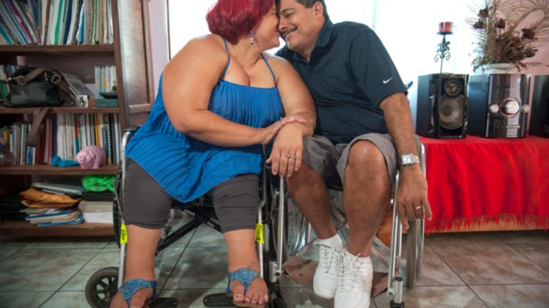 Una pareja con discapacidad besándose