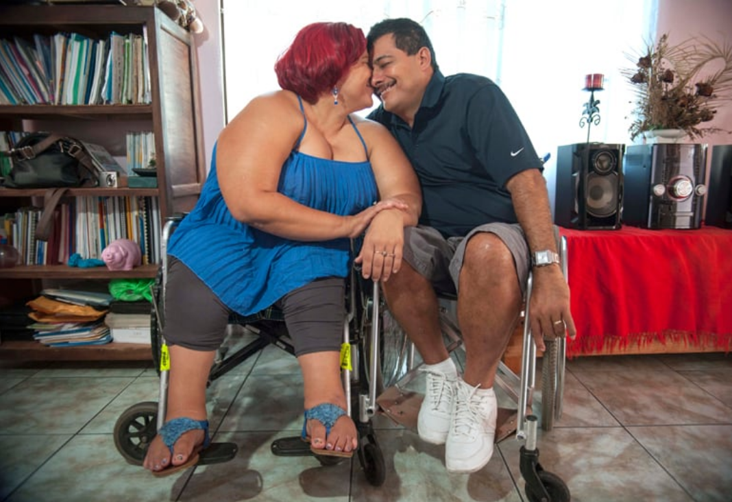 Una pareja con discapacidad besándose