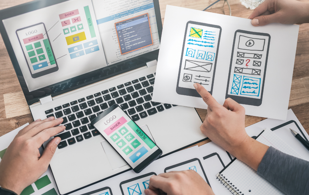 personas diseñando app