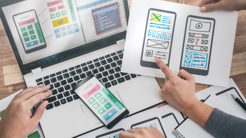 personas diseñando app