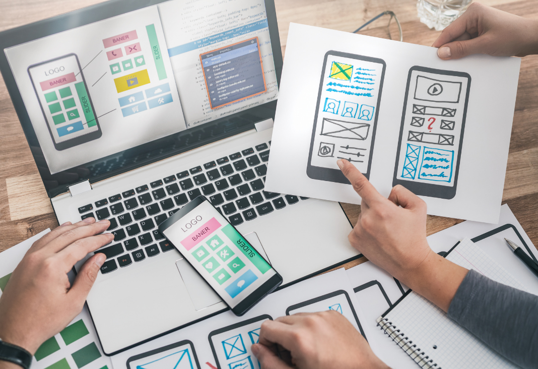 personas diseñando app
