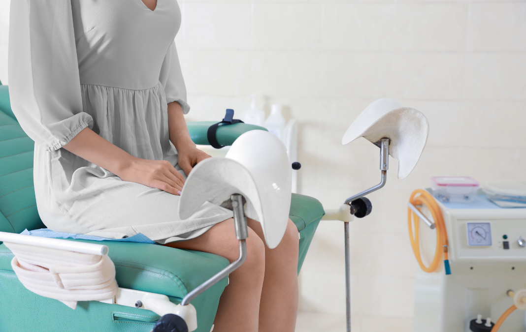 Mujer en una consulta ginecológica