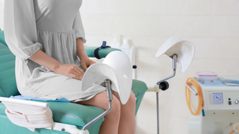 Mujer en una consulta ginecológica