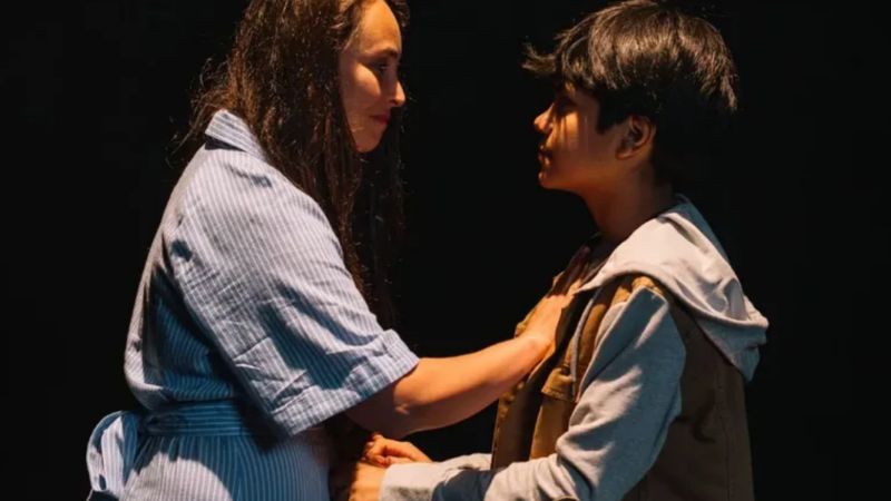 Una mujer conversando con un niño