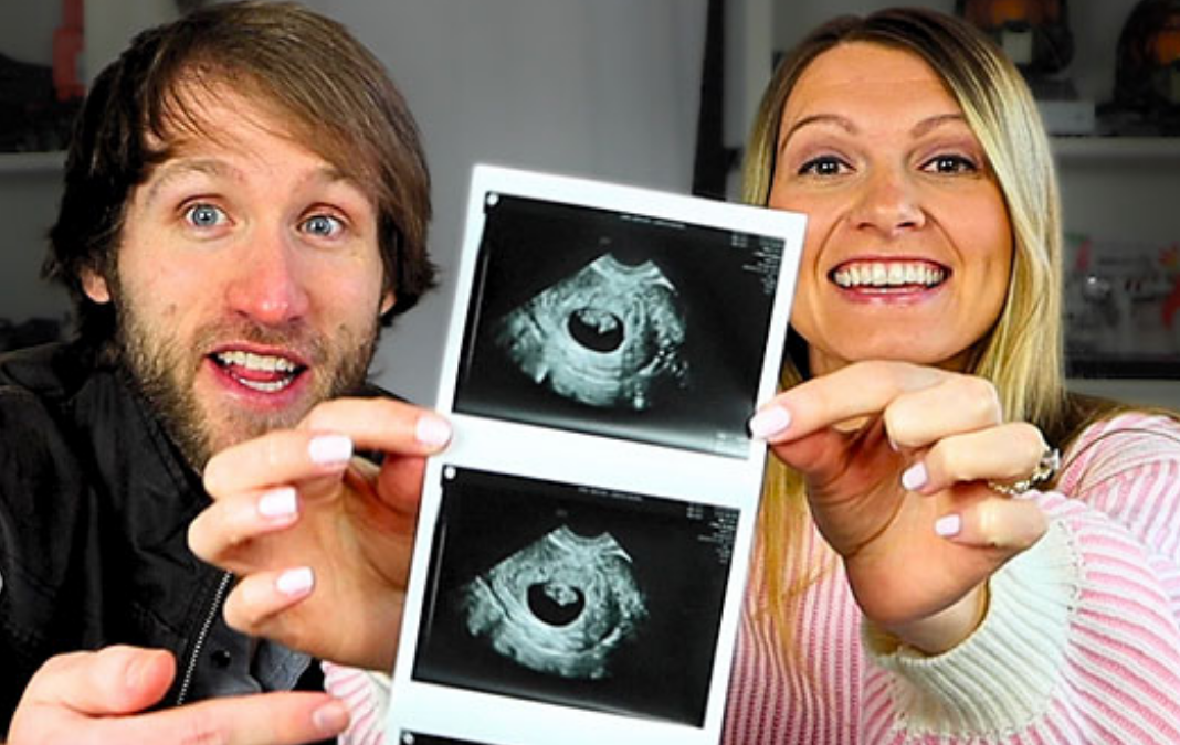 Jesse Ridgway y su esposa Ashley mostrando ecografía