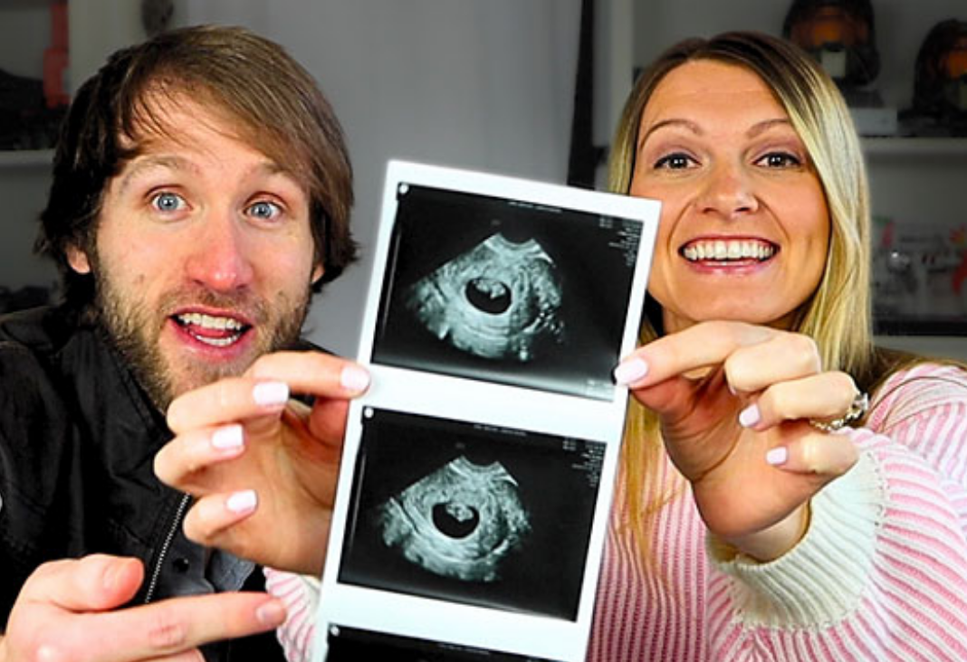 Jesse Ridgway y su esposa Ashley mostrando ecografía