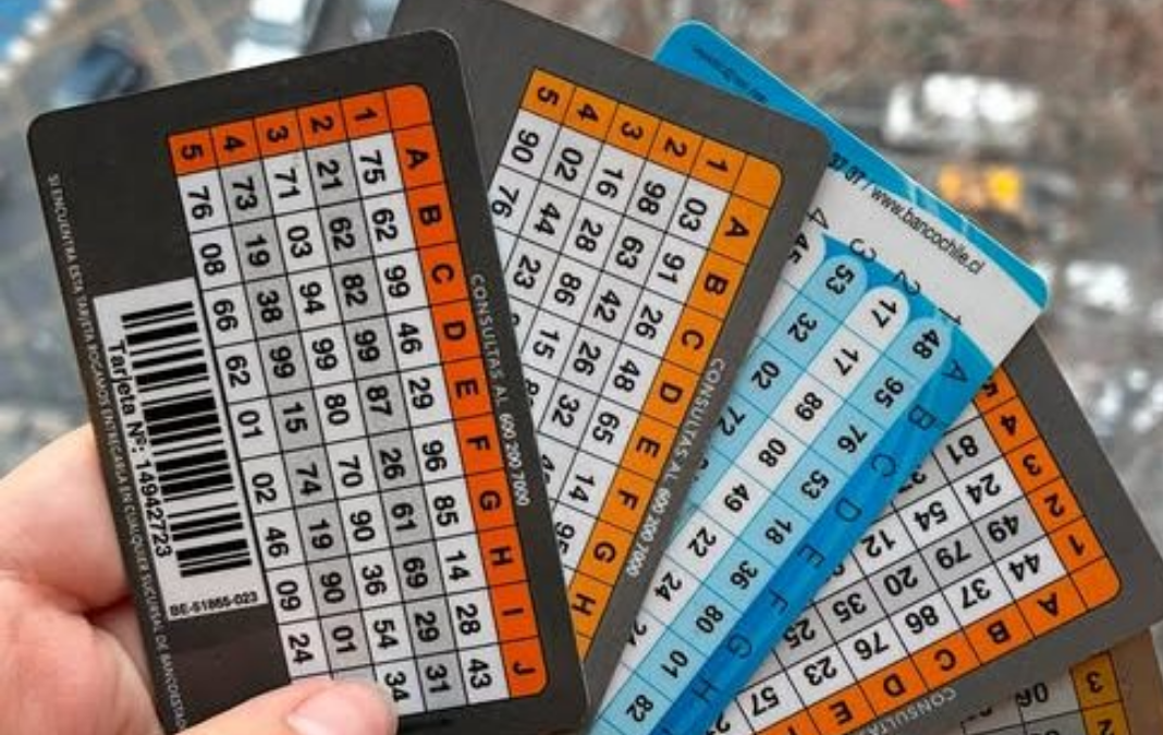 Una mano mostrando 5 tarjetas de coordenadas