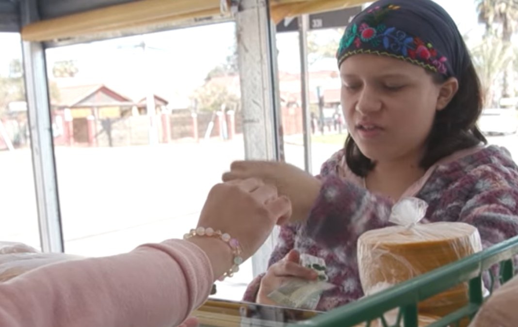 Mujer joven autista comprando