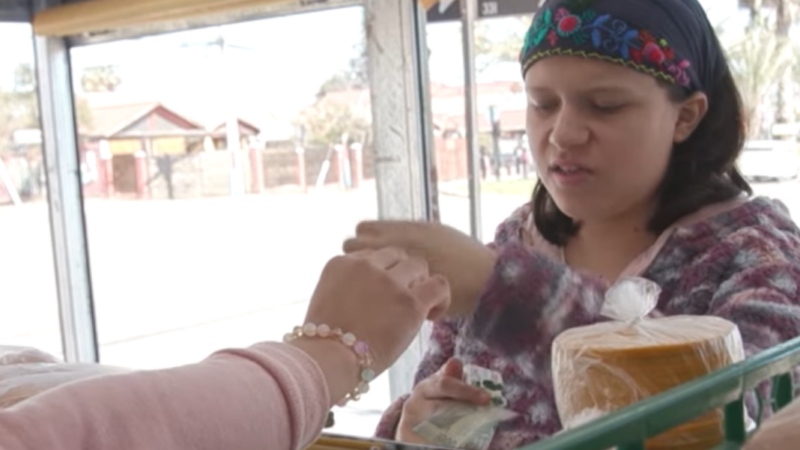 Mujer joven autista comprando
