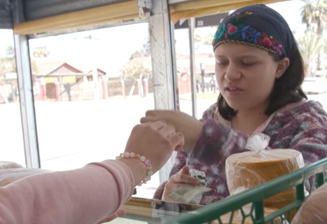 Mujer joven autista comprando