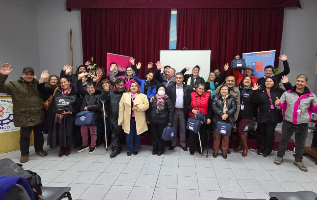 Muchas personas posando para la foto