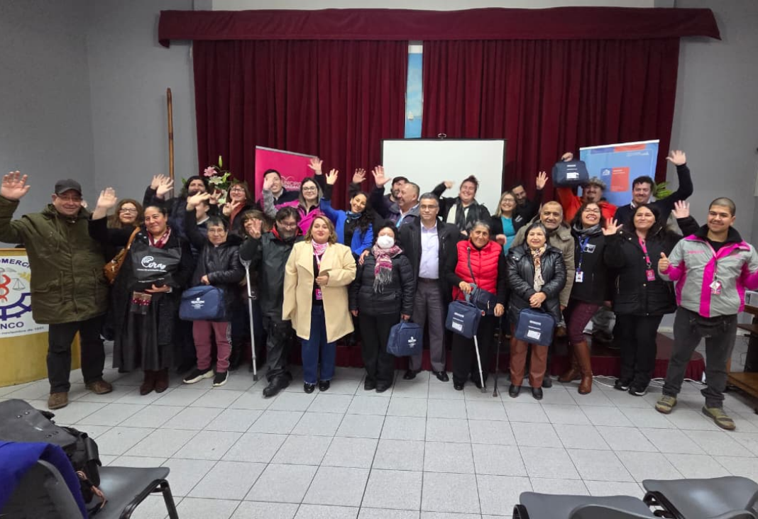 Muchas personas posando para la foto