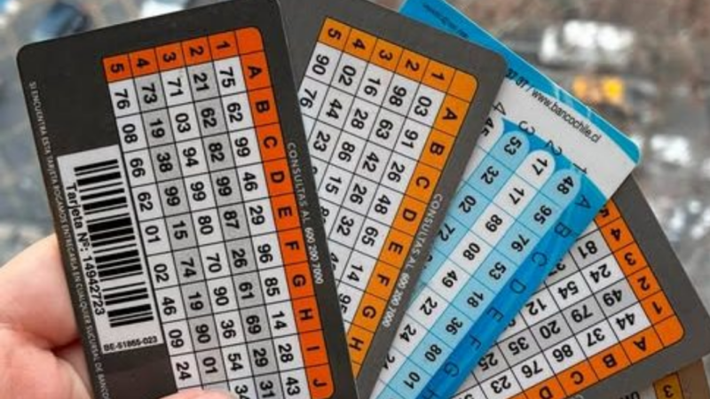Una mano mostrando 5 tarjetas de coordenadas