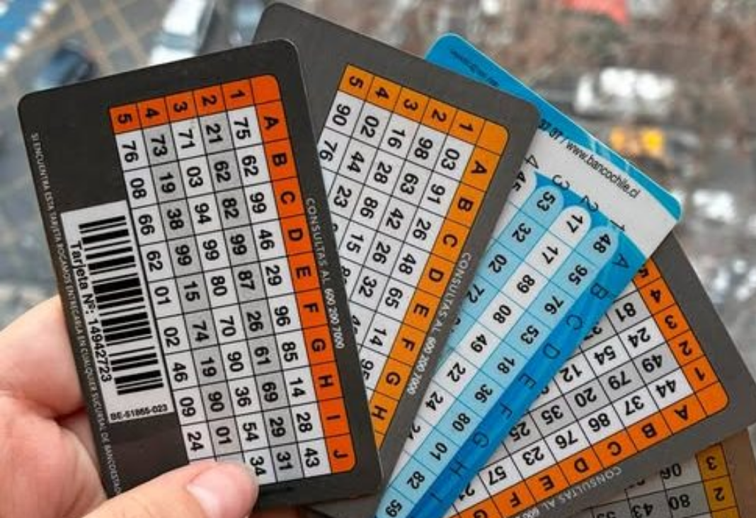 Una mano mostrando 5 tarjetas de coordenadas