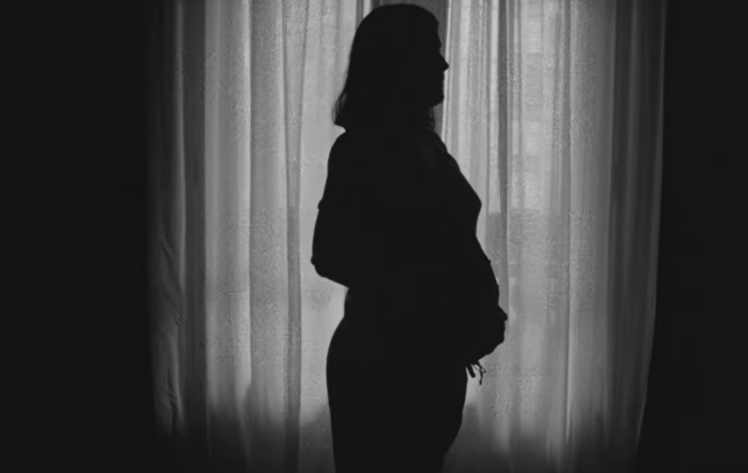 Silueta mujer embarazada en blanco y negro