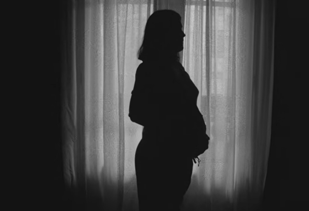 Silueta mujer embarazada en blanco y negro