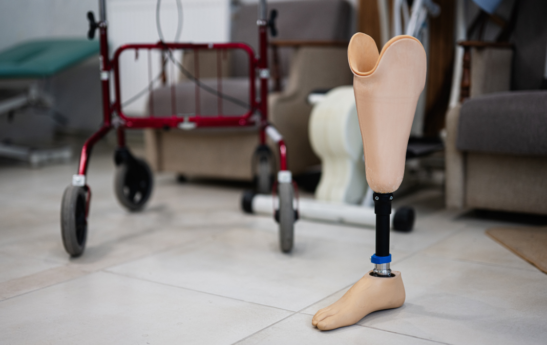 prótesis y carrito para personas con movilidad reducida