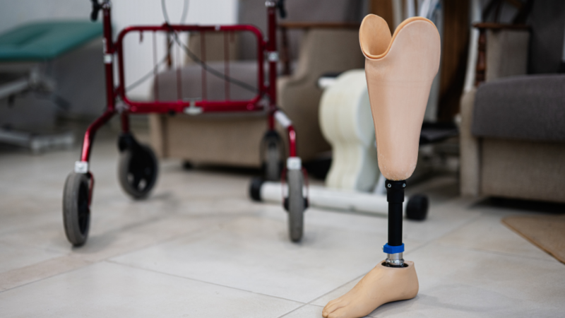 prótesis y carrito para personas con movilidad reducida