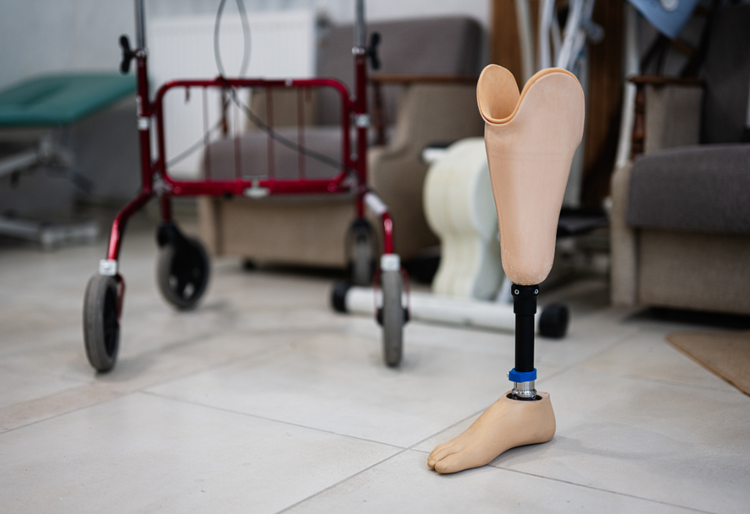 prótesis y carrito para personas con movilidad reducida