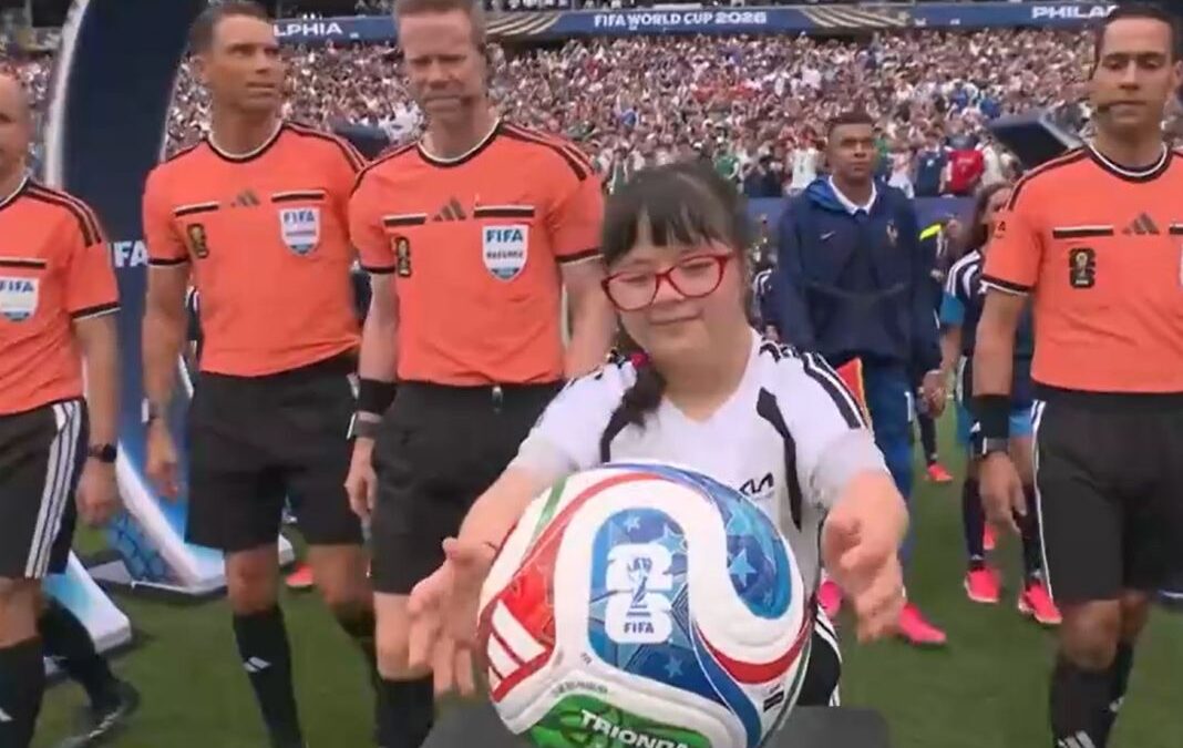 Niña buscando la pelota en partido de la Copa Mundial FIFA 2026