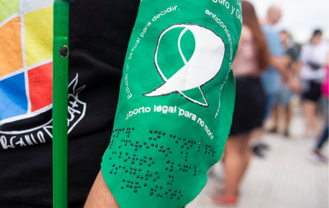 Pañuelo de aborto libre escrito en braille