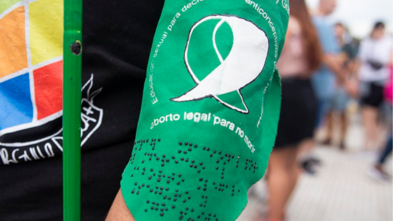 Pañuelo de aborto libre escrito en braille