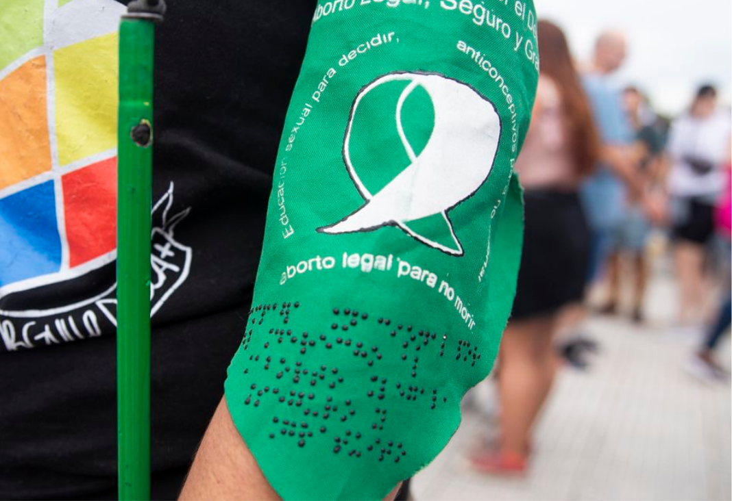 Pañuelo de aborto libre escrito en braille