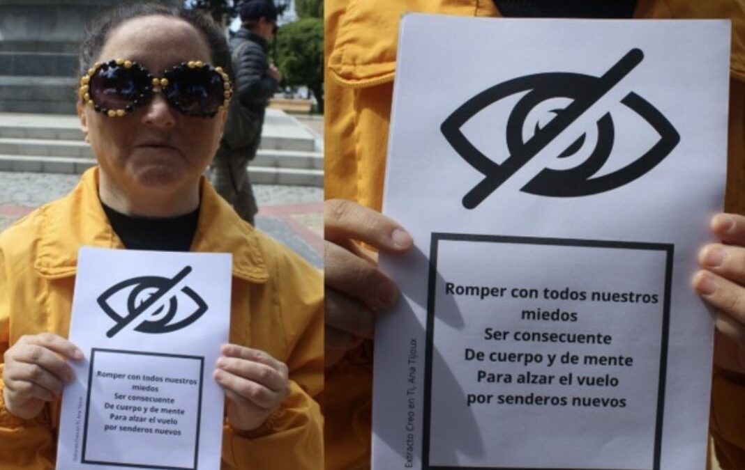 Mujer ciega con anteojos oscuros y un letrero