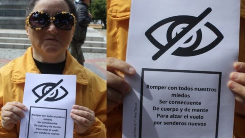 Mujer ciega con anteojos oscuros y un letrero