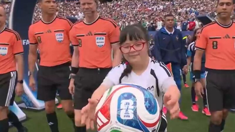 Niña buscando la pelota en partido de la Copa Mundial FIFA 2026