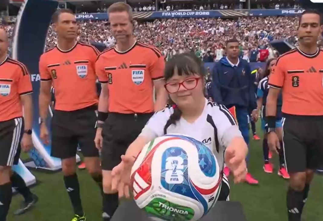 Niña buscando la pelota en partido de la Copa Mundial FIFA 2026